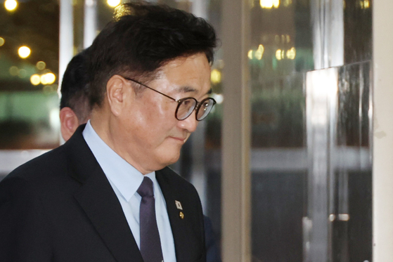 대선·개헌 '동시투표론'이 난관에 부딪힌 가운데 우원식 국회의장이 8일 서울 여의도 국회 의장집무실로 출근하고 있다. 연합뉴스