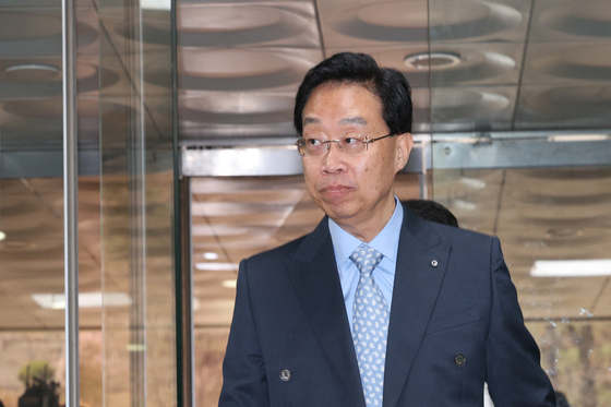 백현동 개발업자 등으로부터 수억원의 금품을 수수한 혐의를 받는 전준경 전 민주연구원 부원장이 지난해 3월 서울 서초구 중앙지법에서 열린 구속 전 피의자 심문(영장실질심사)에 출석하는 모습. 전 전 부원장은 9일 1심에서 징역 2년 6개월을 선고받고 법정구속됐다. 연합뉴스