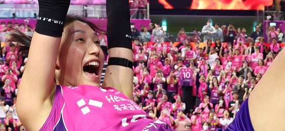 한국 여자배구의 별, 흥국생명 김연경 선수가 동료들의 헹가래를 받고 있다. 그는 이날 혼자 34득점을 하며 우승 트로피를 품었다. [연합뉴스]