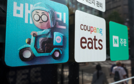 서울 시내 음식점에 배달앱 스티커가 붙어있다. 뉴스1