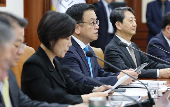 (서울=뉴스1) 임세영 기자 = 최상목 경제부총리 겸 기획재정부 장관이 9일 서울 종로구 정부서울청사에서 열린 경제관계장관회의 겸 산업경쟁력강화 관계장관회의에서 모두발언을 하고 있다. 2025.4.9/뉴스1