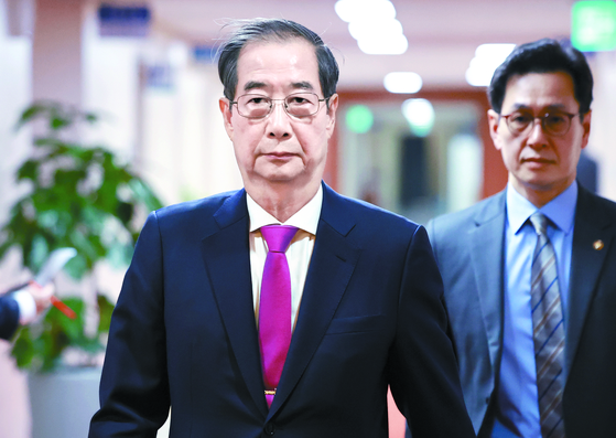 한덕수 대통령 권한대행 국무총리가 8일 정부서울청사에서 열린 국무회의에 입장하고 있다. 연합뉴스
