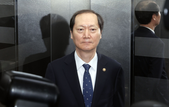 한덕수 대통령 권한대행으로부터 헌법재판소 재판관 후보로 지명된 이완규 법제처장이 9일 국회 법제사법위원회 전체회의가 정회된 뒤 이동하고 있다. 김성룡 기자