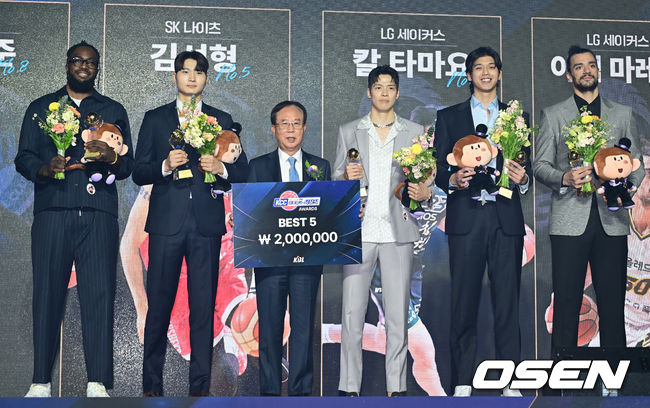 [OSEN=김성락 기자] 9일 오후 서울 강남구 그랜드 인터컨티넨탈 서울 파르나스 그랜드볼룸에서 '2024-2025 KCC 프로농구 시상식' 행사가 열렸다. 시상식에서는 정규 시즌 최고의 활약을 펼친 MVP, 신인왕, 베스트 5 등 주요 선수들에게 수상이 전해진다. SK 워니, 안영준, 김선형, LG 타마요, 마레이가 베스트5 상을 수상한 뒤 기념촬영을 하고 있다. 2025.04.09 / ksl0919@osen.co.kr  