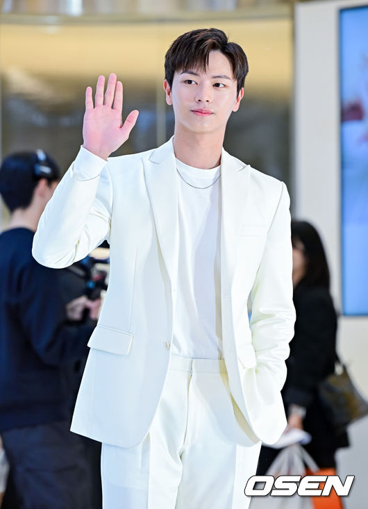 [OSEN=지형준 기자] 20일 오후 서울 롯데 에비뉴엘 잠실점에서 코스메틱 브랜드 포토행사가 열렸다. 배우 육성재가 포토타임을 하고 있다. 2023.10.20 /jpnews@osen.co.kr