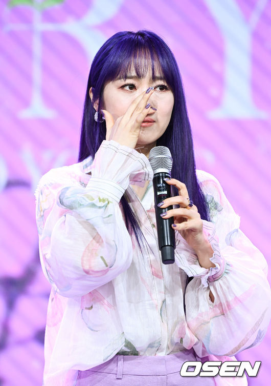 [OSEN=박준형 기자] 가수 이수영이 17일 오후 서울 홍대 구름아래소극장에서 열 번째 정규앨범 ‘소리(SORY)’ 쇼케이스가 진행됐다.가수 이수영이 눈물을 보이고 있다.   2022.05.17/ soul1014@osen.co.kr