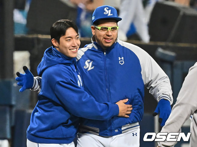 [OSEN=대구, 이석우 기자] 4일 대구삼성라이온즈파크에서 2025 신한 SOL 뱅크 KBO 리그 삼성 라이온즈와 한화 이글스의 경기가 열렸다. 홈팀 삼성이 선발 투수 원태인의 호투에 힘입어 한화에 5-0으로 승리했다. 삼성 라이온즈 원태인이 후라도와 승리의 기쁨을 나누고 있다. 2025.04.04 / foto0307@osen.co.kr