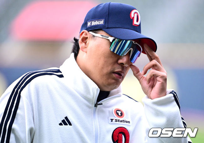 [OSEN=지형준 기자] 9일 오후 서울 잠실야구장에서 2025 신한 SOL Bank KBO리그 두산 베어스와 한화 이글스의 경기가 열렸다.이날 두산은 콜 어빈, 한화는 폰세를 선발로 내세웠다.경기에 앞서 두산 이승엽 감독이 훈련을 지켜보고 있다. 2025.04.09 / jpnews@osen.co.kr