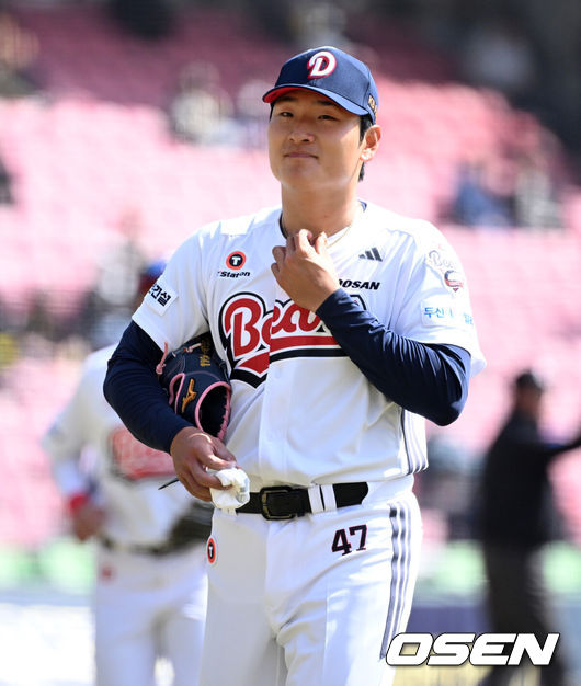 [OSEN=잠실, 지형준 기자] 13일 오후 서울 잠실야구장에서 2025 신한 SOL뱅크 KBO 리그 시범경기 두산 베어스와 KIA 타이거즈의 경기가 열렸다.KBO리그 10개 구단은 오는 18일까지 시범경기 10경기를 소화한다. 2025시즌 개막전은 오는 22일 개최된다.3회초 수비에서 1실점을 허용한 두산 곽빈이 아쉬워하고 있다. 2025.03.13 / 