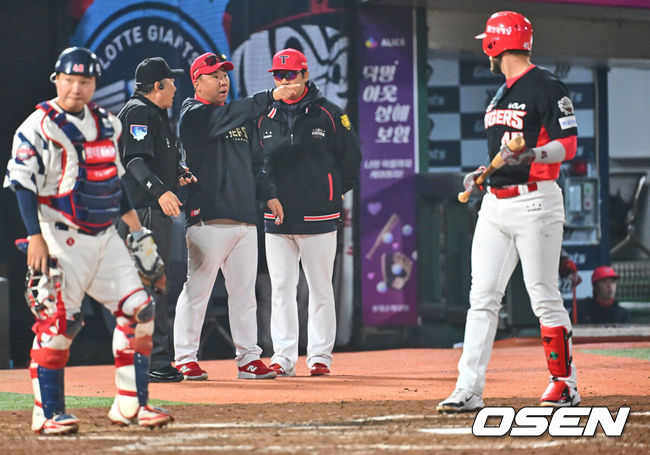 [OSEN=부산, 이석우 기자] 9일 부산 사직야구장에서 2025 신한 SOL 뱅크 KBO 리그 롯데 자이언츠와 KIA 타이거즈의 경기가 열렸다. 홈팀 롯데는 나균안이, 방문팀 KIA는 네일이 선발로 출전했다.KIA 타이거즈 이범호 감독이 5회초 1사 위즈덤 타석때 피치클락에 대해 항의하고 있다. 2025.04.09 / foto0307@osen.co.kr
