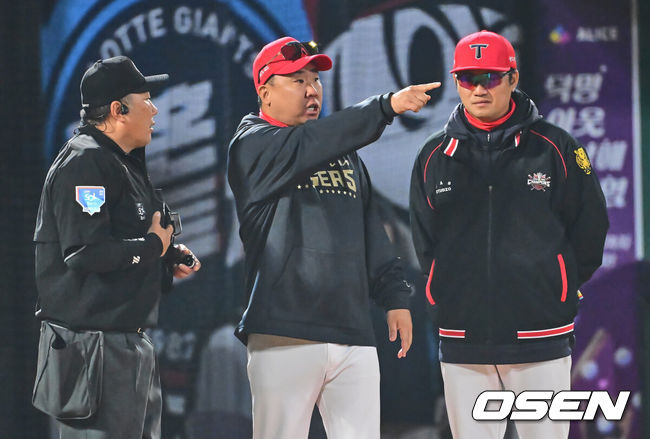 [OSEN=부산, 이석우 기자] 9일 부산 사직야구장에서 2025 신한 SOL 뱅크 KBO 리그 롯데 자이언츠와 KIA 타이거즈의 경기가 열렸다. 홈팀 롯데는 나균안이, 방문팀 KIA는 네일이 선발로 출전했다.KIA 타이거즈 이범호 감독이 5회초 1사 위즈덤 타석때 피치클락에 대해 항의하고 있다. 2025.04.09 / foto0307@osen.co.kr