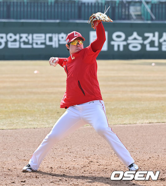[OSEN=인천, 박준형 기자] 14일 오후 인천 SSG랜더스필드에서 ‘2025 신한 SOL Bank KBO리그’ SSG 랜더스와 키움 히어로즈의 시범경기가 열렸다.전날 경기에서 키움은 SSG를 상대로 7-6으로 승리하며 2연승했다.경기 앞서 SSG 최정이 수비 훈련을 하고 있다. 2025.03.14 / soul1014@osen.co.kr