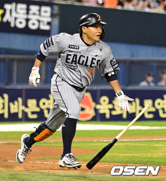 [OSEN=잠실, 지형준 기자] 10일 오후 서울 잠실야구장에서 2025 신한 SOL Bank KBO리그 두산 베어스와 한화 이글스의 경기가 열렸다.이날 두산은 잭로그, 한화는 와이스를 선발로 내세웠다.6회말 2사 2,3루에서 한화 김태연이 2타점 우전 적시타를 날리고 있다. 2025.04.10 / jpnews@osen.co.kr