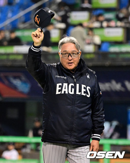 [OSEN=잠실, 지형준 기자] 한화가 모처럼 폭발한 다이너마이트 타선을 앞세워 잠실 3연전 위닝시리즈에 성공했다.프로야구 한화 이글스는 10일 서울 잠실구장에서 열린 2025 신한 SOL뱅크 KBO리그 두산 베어스와의 시즌 3차전에서 7-2로 승리했다.한화는 2연패 뒤 2연승을 달리며 주중 3연전을 위닝시리즈로 장식했다. 시즌 6승 10패. 반면 2연승 뒤 2연패에 빠진 두산은 7승 9패가 됐다.경기를 마치고 한화 김경문 감독이 팬들에게 감사 인사를 전하고 있다. 2025.04.10 / jpnews@osen.co.kr