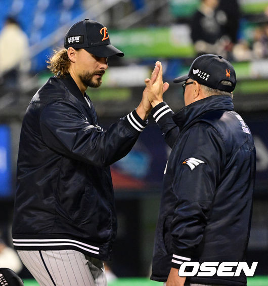[OSEN=잠실, 지형준 기자] 한화가 모처럼 폭발한 다이너마이트 타선을 앞세워 잠실 3연전 위닝시리즈에 성공했다.프로야구 한화 이글스는 10일 서울 잠실구장에서 열린 2025 신한 SOL뱅크 KBO리그 두산 베어스와의 시즌 3차전에서 7-2로 승리했다.한화는 2연패 뒤 2연승을 달리며 주중 3연전을 위닝시리즈로 장식했다. 시즌 6승 10패. 반면 2연승 뒤 2연패에 빠진 두산은 7승 9패가 됐다.경기를 마치고 한화 김경문 감독이 와이스와 하이파이브를 하고 있다. 2025.04.10 / 