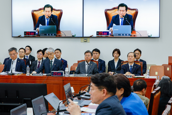 헌법재판관 후보자로 지명된 이완규 법제처장(맨 오른쪽)이 9일 오후 서울 여의도 국회에서 열린 법제사법위원회 전체회의에 출석해 정청래 위원장 질의를 듣고 있다. 뉴스1