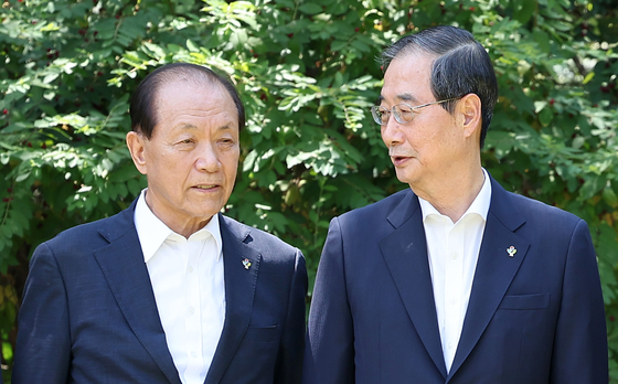 황우여 국민의힘 선거관리위원장과 한덕수 대통령 권한대행(국무총리). 뉴스1
