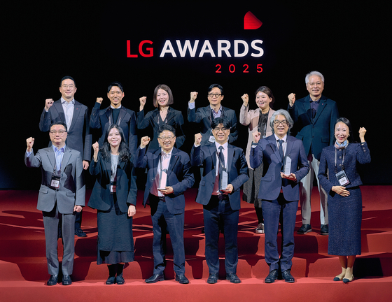 지난 9일 경기도 이천 LG인화원에서 열린 '2025 LG어워즈'에서 구광모 LG그룹 회장(뒷줄 왼쪽 첫번째)이 고객 대표, 수상자들과 기념 촬영을 하고 있다. 사진 LG