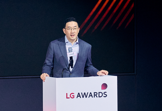 지난 9일 경기도 이천 LG인화원에서 열린 '2025 LG어워즈'에서 구광모 LG그룹 회장이 축사를 하고 있다. 사진 LG