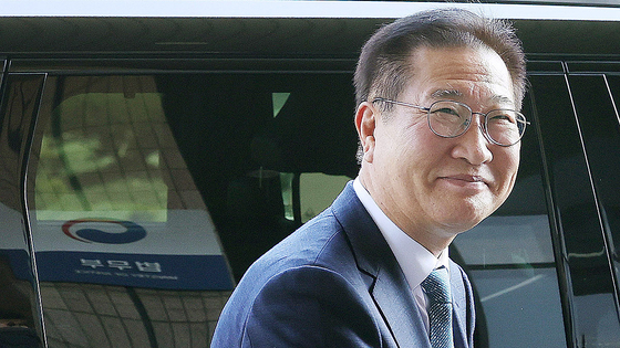 탄핵안 기각으로 직무 복귀한 박성재 법무부 장관이 10일 경기 과천 법무부 청사로 출근하고 있다. 뉴스1