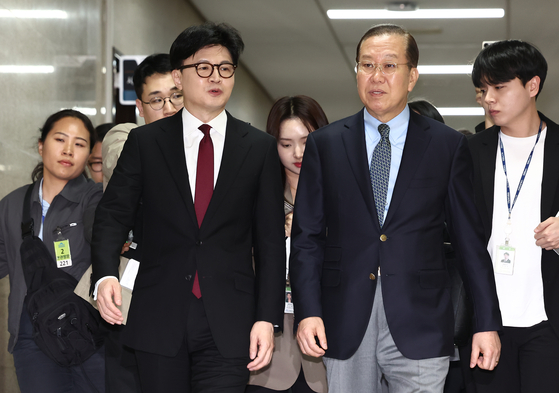 권영세 국민의힘 비상대책위원장과 한동훈 전 대표가 10일 오후 서울 여의도 국회에 도착해 면담을 하기 위해 함께 이동하고 있다.뉴스1