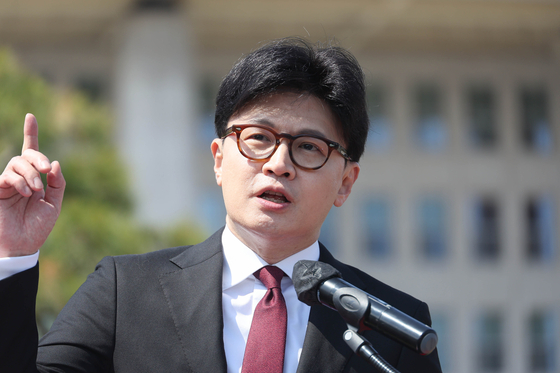 한동훈 국민의힘 전 대표가 10일 서울 여의도 국회 분수대 앞에서 대선 출마 선언을 하고 있다. 연합뉴스