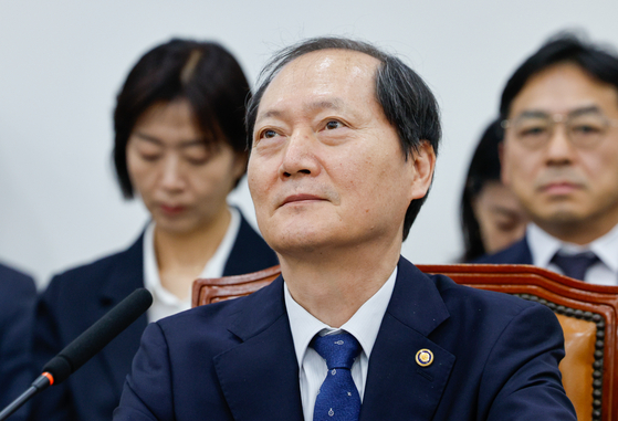 헌법재판관 후보자로 지명된 이완규 법제처장이 9일 오후 서울 여의도 국회에서 열린 법제사법위원회 제424회 국회(임시회) 제1차 전체회의에 출석해 의원 질의를 듣고 있다. 뉴스1
