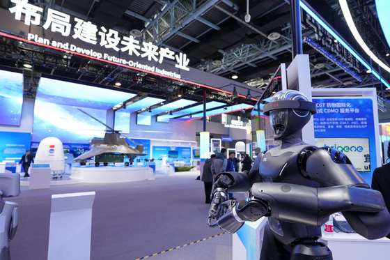 3월 28일 중관춘(中關村) 전시센터 상설전시장에서 휴머노이드 로봇 'Casbot 01'이 관람객에게 손가락으로 '하트'를 만들어 보여주고 있다. 신화통신