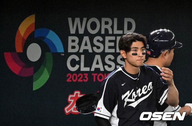 [OSEN=도쿄(일본), 손용호 기자]2023 WBC 일본전에서 패한 뒤 한국대표팀 이정후가 아쉬운 표정을 짓고 있다. 2023.03.10 /spjj@osen.co.kr