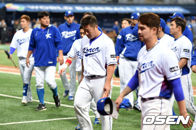 [OSEN=고척, 이대선 기자] 한국 WBC 대표팀이 또다시 1라운드 첫 경기에서 발목을 잡혔다. 4년 전 네덜란드에 당한 대표팀은 이번에는 복병 이스라엘에 패배했다.한국 대표팀은 6일 서울 고척돔에서 열린 이스라엘과의 WBC 1라운드 A조 1차전 경기에서 연장 10회 접전 끝에 1-2로 패했다.경기 종료 후 대한민국 선수들이 관중석을 향해 인사한 뒤 그라운드를 떠나고 있다. 2017.03.06 /sunday@osen.co.kr