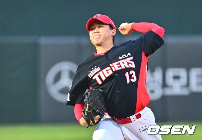 [OSEN=부산, 이석우 기자] 10일 부산 사직야구장에서 2025 신한 SOL 뱅크 KBO 리그 롯데 자이언츠와 KIA 타이거즈의 경기가 열렸다. 홈팀 롯데는 반즈가, 방문팀 KIA는 윤영철이 선발로 출전했다.KIA 타이거즈 선발 투수 윤영철이 역투하고 있다. 2025.04.10 / foto0307@osen.co.kr