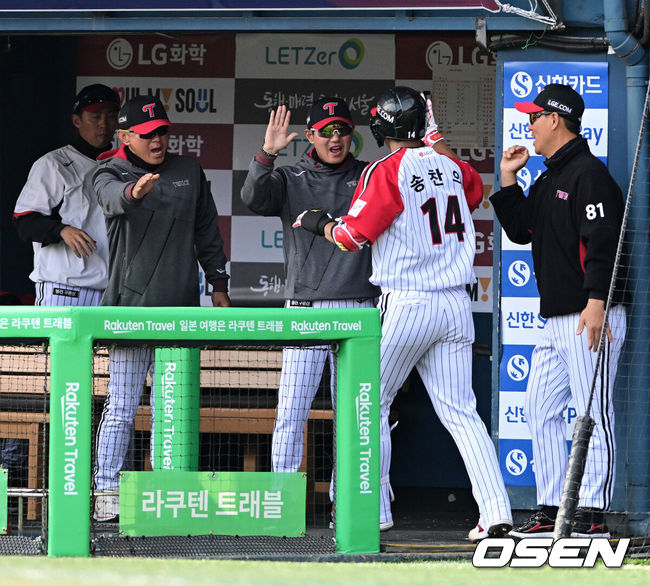 [OSEN=잠실, 지형준 기자] 23일 오후 서울 잠실야구장에서 2025 신한 SOL Bank KBO리그 LG 트윈스와 롯데 자이언츠의 경기가 열렸다.이날 LG는 손주영, 롯데는 박세웅을 선발로 내세웠다.6회말 1사에서 LG 송찬의가 좌월 솔로포를 날리고 염경엽 감독과 기뻐하고 있다. 2025.03.23 / jpnews@osen.co.kr