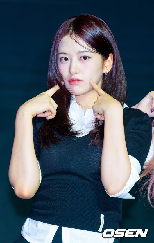 [OSEN=민경훈 기자]  아이브(IVE : 안유진·가을·레이·장원영·리즈·이서) 세 번째 미니 앨범 '아이브 엠파시(IVE EMPATHY)' 발매 기자간담회가 3일 서울 영등포구 콘래드 서울 호텔에서 열렸다.아이브는 지난달 13일 신보의 더블 타이틀곡 중 하나인 '레블 하트(REBEL HEART)'를 선공개하며 컴백 전 분위기를 예열했다. 아이브는 오늘 이날 공개되는 또 다른 타이틀곡 '애티튜드(ATTITUDE)'를 통해 상반된 매력을 선사할 예정이다.아이브 안유진이 무대 위에서 포즈를 취하고 있다. 2025.02.03 / rumi@osen.co.kr