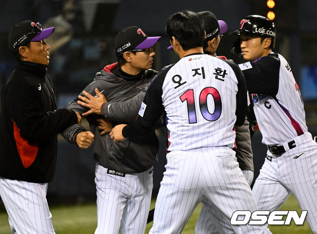 [OSEN=잠실, 조은정 기자]11일 오후 서울 송파구 잠실야구장에서 ‘2025 신한 SOL Bank KBO리그’ LG 트윈스와 두산 베어스의 경기가 열렸다.LG가 1-2로 뒤진 5회말 공격. 선두타자 문성주가 좌전 안타로 출루했다. 이어 이주헌이 때린 타구는 3루 선상 강습 타구였다. 3루수 강승호가 다이빙캐치로 잡으려다 공이 글러브에 들어갔다 빠졌다. 3루수 강승호가 재빨리 잡아 2루로 던져서 아웃이 됐다.1루주자 문성주는 직선타 아웃이 되는 줄 알고 멈짓 멈짓 하다가 1루 베이스로 돌아왔다. 타자주자 이주헌도 1루 베이스를 밟았다. 이후 볼데드가 선언되는 듯 했다. 1사 1루가 됐다.LG 오지환, 박해민이 심판에 강하게 어필하는 염경엽 감독을 말리고 있다. 2025.04.11 /cej@osen.co.kr
