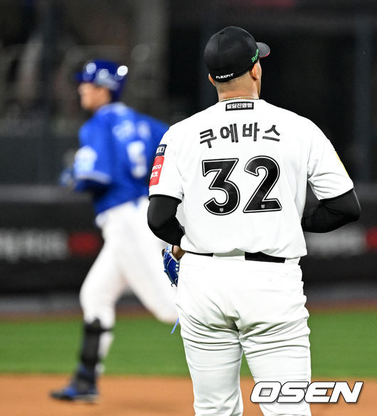 [OSEN=수원, 이대선 기자] 11일 오후 수원 KT위즈파크에서 2025 신한 SOL Bank KBO리그 KT 위즈와 삼성 라이온즈의 경기가 열렸다.6회초 1사에서 삼성 구자욱에게 중월 솔로 홈런을 허용한 KT 쿠에바스가 아쉬워하고 있다.  2025.04.11 /sunday@osen.co.kr