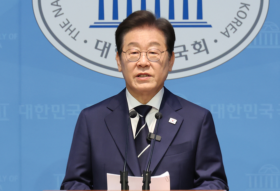 대선 출마를 선언한 이재명 전 더불어민주당 대표가 11일 서울 여의도 국회 소통관에서 비전 및 캠프 인선 발표를 하고 있다. 뉴시스