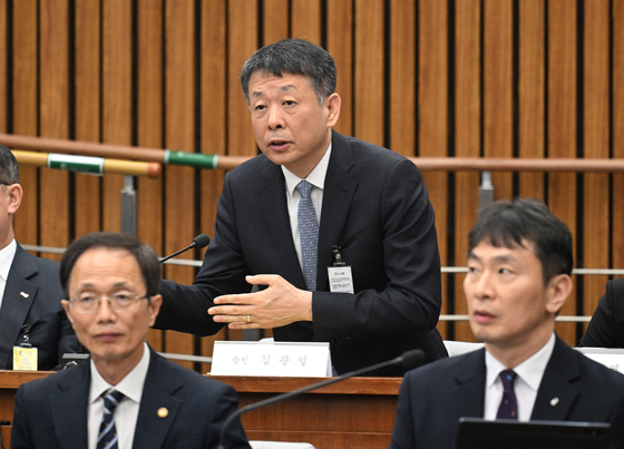 지난달 18일 국회에서 열린 정무위 전체회의 홈플러스 MBK 파트너스 및 삼부토건 관련 긴급 현안질의에서 김광일 MBK 파트너스 부회장 겸 홈플러스 공동 대표가 의원들의 질의에 답하고 있다. 임현동 기자