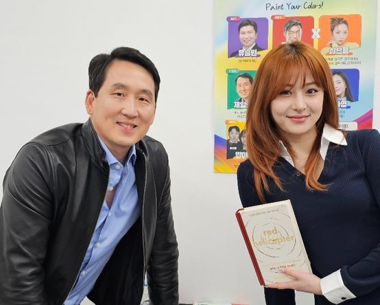 한 미디어 행사에서 패널로 나온 걸그룹 르세라핌 허윤진과 함께. 르세라핌은 지난해 코첼라 무대로 가창력 논란에 시달렸는데, 허윤진은 이 책 덕에 우울한 마음을 고쳐먹었다고 한다. [사진 제임스 리]