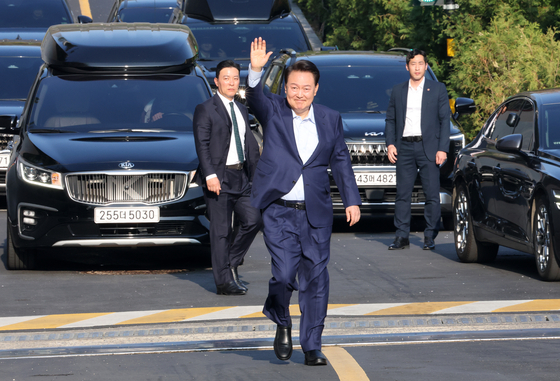 윤석열 전 대통령이 헌법재판소 파면 결정 후 일주일 만인 11일 용산구 한남동 대통령 관저를 떠나며 지지자들에게 손을 흔들어 인사하고 있다. 전민규 기자