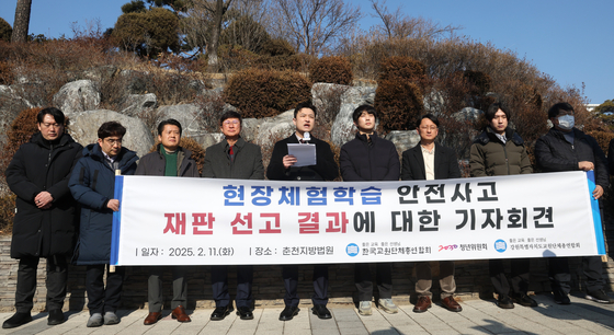 지난 2월 11일 강원 춘천지법 앞에서 열린 현장학습 사고 인솔 교사 선고 관련 기자회견에서 강주호 한국교원단체총연합회 회장이 이날 재판에서 체험학습 사고 인솔 교사에게 유죄를 판결한 재판부에 유감을 표명하고 있다. 연합뉴스
