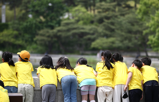 서울 용산구 국립중앙박물관 거울못에서 체험학습을 나온 어린이들이 연못을 보고 있다. 뉴스1