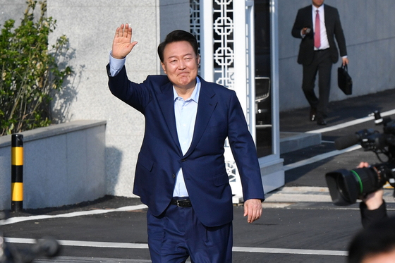 윤석열 전 대통령이 파면 선고 일주일 만인 11일 오후 서울 용산구 한남동 관저를 떠나며 지지자들에게 인사를 하고 있다. 전민규 기자