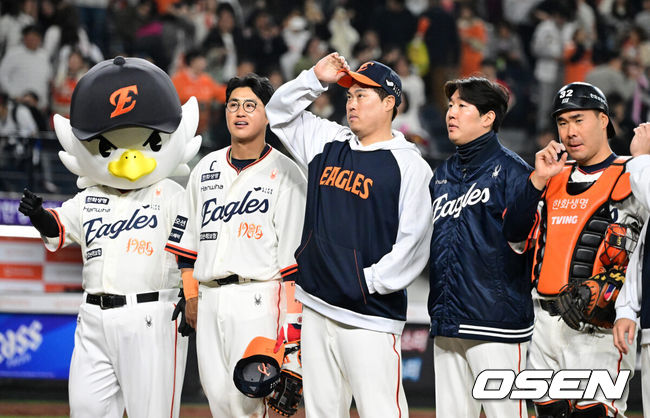 [OSEN=대전, 지형준 기자] 프로야구 한화 이글스가 구단주 김승연 회장의 시즌 첫 야구장 방문에 3연승으로 화답했다. 시즌 최다 12득점으로 타선이 대폭발했다.한화는 11일 대전 한화생명볼파크에서 열린 2025 신한 SOL Bank KBO리그 키움 히어로즈와의 홈경기를 12-2로 승리했다. 류현진이 6이닝 무실점으로 시즌 첫 승을 신고했고, 문현빈과 에스테반 플로리얼이 백투백 홈런을 합작하며 각각 4안타 3타점, 3안타 3타점으로 대폭발했다.김승연 한화그룹 회장이 구단 창단 40주년과 한화생명볼파크 개장 축하 및 선수단 격려와 응원차 방문한 가운데 한화는 시즌 첫 선발타자 전원안타에 최다 17안타 12득점으로 폭발하며 시즌 첫 3연승을 달렸다. 시즌 7승10패가 된 한화는 최하위에서도 벗어났다. 2연패를 당한 6승11패가 키움은 한화와 공동 9위에서 10위로 떨어졌다.경기를 마치고 한화 선수들이 팬들에게 인사를 하고 있다. 2025.04.11 / jpnews@osen.co.kr