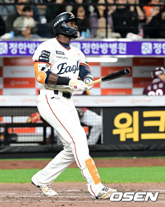 [OSEN=대전, 지형준 기자] 11일 오후 대전 한화생명볼파크에서 2025 신한 SOL Bank KBO리그 한화 이글스와 키움 히어로즈의 경기가 열렸다.이날 한화는 류현진, 키움은 김윤하를 선발로 내세웠다.7회말 무사에서 한화 플로리얼이 몬스터월을 넘기는 좌월 솔로포를 날리고 있다. 2025.04.11 / jpnews@osen.co.kr