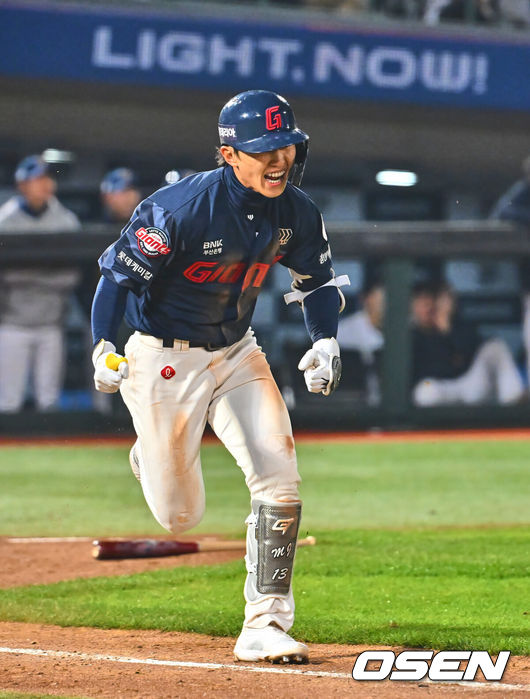 [OSEN=부산, 이석우 기자] 11일 부산 사직야구장에서 2025 신한 SOL 뱅크 KBO 리그 롯데 자이언츠와 NC 다이노스의 경기가 열린다. 주말 3연전 동안 NC 다이노스가 창원NC파크 대신 사직야구장을 홈구장으로 사용한다. 홈팀 NC는 김태경, 방문팀 롯데는 박세웅이 선발 출전 했다.롯데 자이언츠 전민재가 8회초 2사 3루 우익수 앞 1타점 안타를 치고 환호하고 있다. 2025.04.11 / foto0307@osen.co.kr