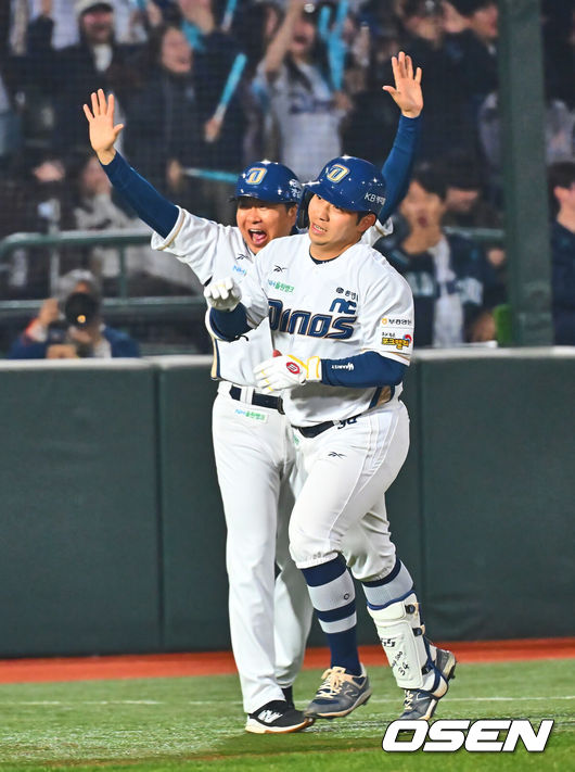 [OSEN=부산, 이석우 기자] 11일 부산 사직야구장에서 2025 신한 SOL 뱅크 KBO 리그 롯데 자이언츠와 NC 다이노스의 경기가 열린다. 주말 3연전 동안 NC 다이노스가 창원NC파크 대신 사직야구장을 홈구장으로 사용한다. 홈팀 NC는 김태경, 방문팀 롯데는 박세웅이 선발 출전 했다.NC 다이노스 오영수가 6회말 2사 2,3루 중월 동점 3점 홈런을 치고 하이파이브를 하고 있다. 2025.04.11 / foto0307@osen.co.kr