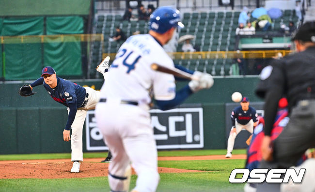 [OSEN=부산, 이석우 기자] 12일 부산 사직야구장에서 2025 신한 SOL 뱅크 KBO 리그 롯데 자이언츠와 NC 다이노스의 경기가 열렸다. 주말 3연전 동안 NC 다이노스가 창원NC파크 대신 사직야구장을 홈구장으로 사용한다. 홈팀 NC는 신민혁, 방문팀 롯데는 데이비슨이 선발 출전했다.롯데 자이언츠 선발 투수 데이비슨이 1회초 2사 1루 NC 다이노스 데이비슨과 맞대결을 하고 있다. 2025.04.12 / foto0307@osen.co.kr