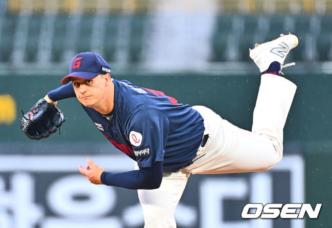 [OSEN=부산, 이석우 기자] 12일 부산 사직야구장에서 2025 신한 SOL 뱅크 KBO 리그 롯데 자이언츠와 NC 다이노스의 경기가 열렸다. 주말 3연전 동안 NC 다이노스가 창원NC파크 대신 사직야구장을 홈구장으로 사용한다. 홈팀 NC는 신민혁, 방문팀 롯데는 데이비슨이 선발 출전했다.롯데 자이언츠 선발 투수 데이비슨이 역투하고 있다. 2025.04.12 / foto0307@osen.co.kr