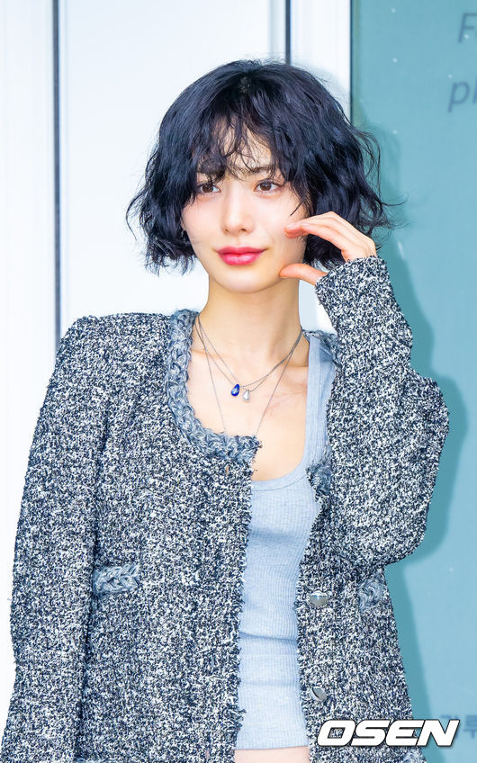 [OSEN=인천공항, 민경훈 기자] 5일 오전 배우 나나가 인천국제공항을 통해 출국했다.배우 나나는 이날 해외 패션쇼 행사에 참석하기 위해 프랑스 파리로 출국했다.배우 나나가 출국장으로 향하며 포즈를 취하고 있다. 2025.03.05 / rumi@osen.co.kr