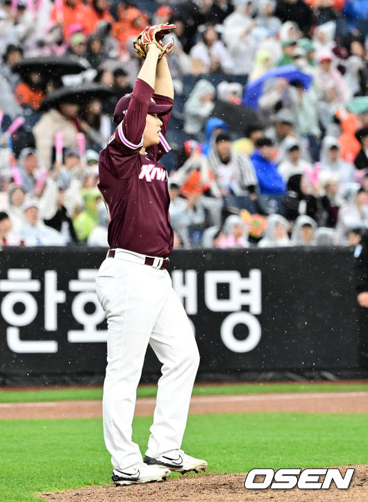 OSEN=대전, 지형준 기자] 12일 오후 대전 한화생명볼파크에서 2025 신한 SOL Bank KBO리그 한화 이글스와 키움 히어로즈의 경기가 열렸다.이날 한화는 엄상백, 키움은 정현우를 선발로 내세웠다.3회말 2사에서 키움 정현우가 한화 플로리얼의 우익수 플라이에 박주홍의 호수비에 기뻐하고 있다. 2025.04.12 / jpnews@osen.co.kr